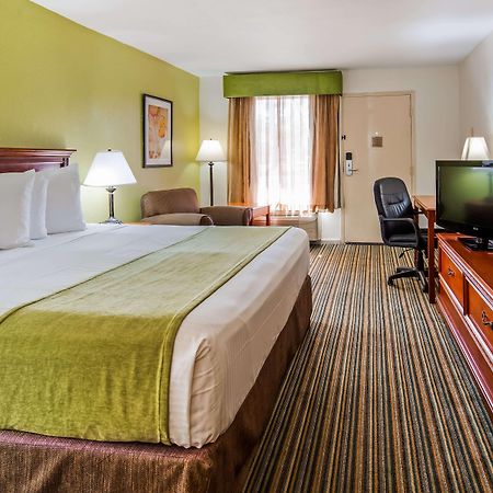 Ramada By Wyndham Savannah Gateway Exterior photo