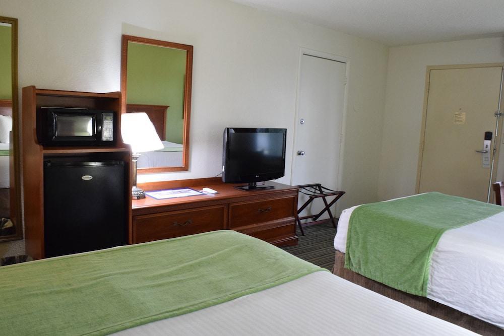 Ramada By Wyndham Savannah Gateway Exterior photo