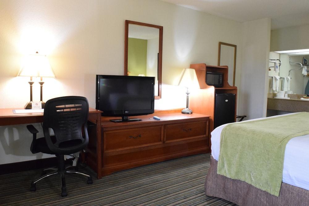 Ramada By Wyndham Savannah Gateway Exterior photo