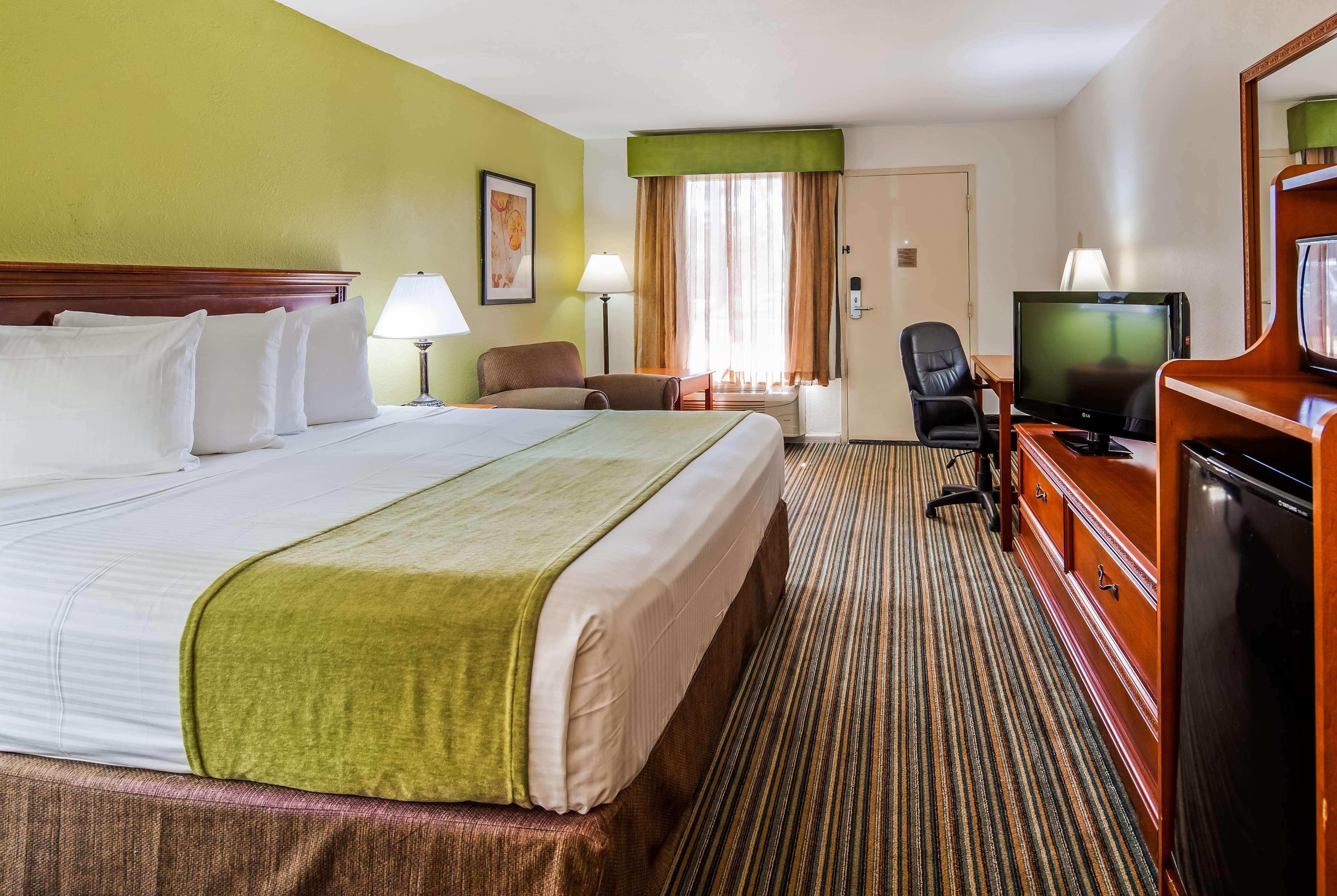 Ramada By Wyndham Savannah Gateway Exterior photo