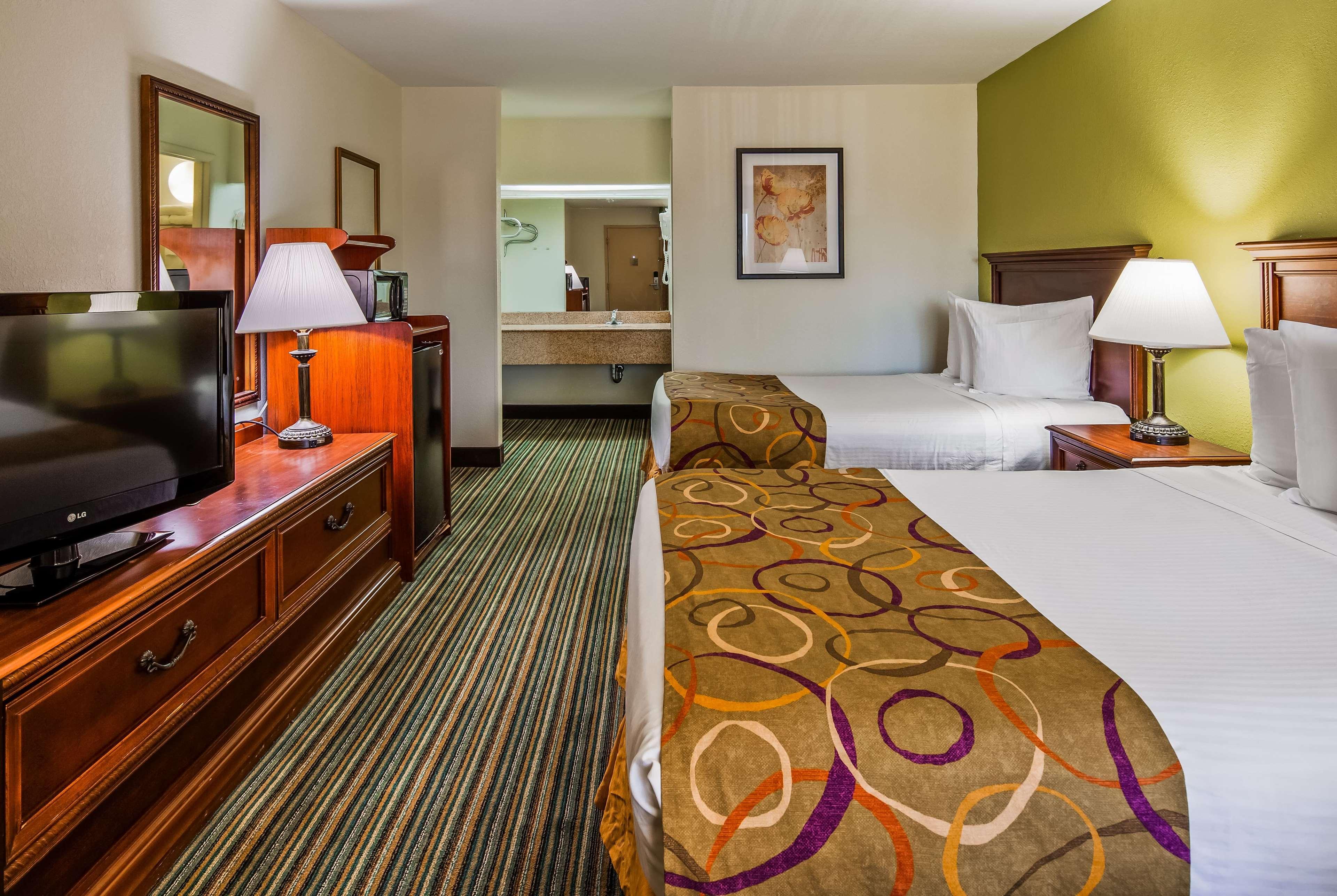 Ramada By Wyndham Savannah Gateway Exterior photo