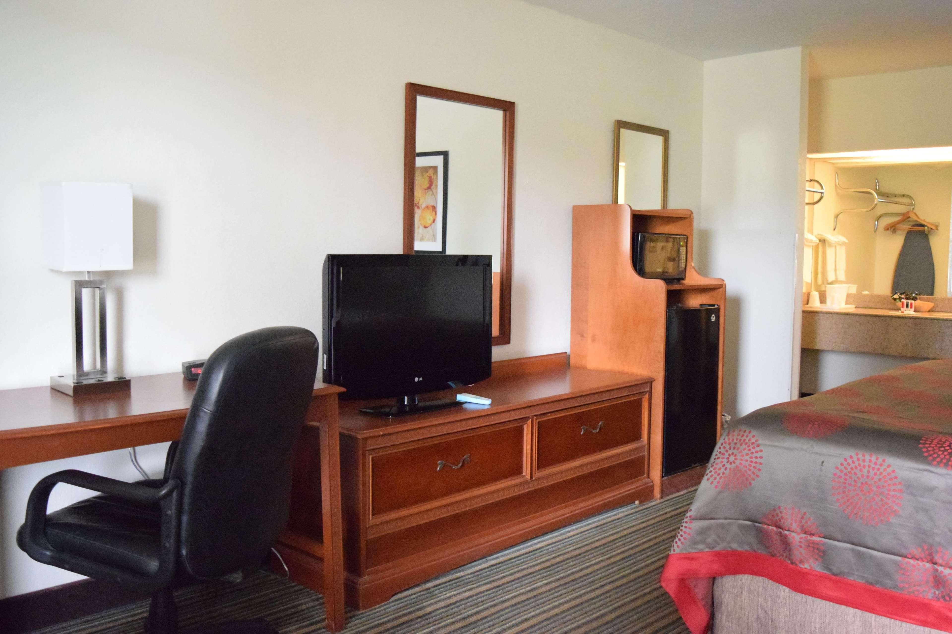 Ramada By Wyndham Savannah Gateway Exterior photo