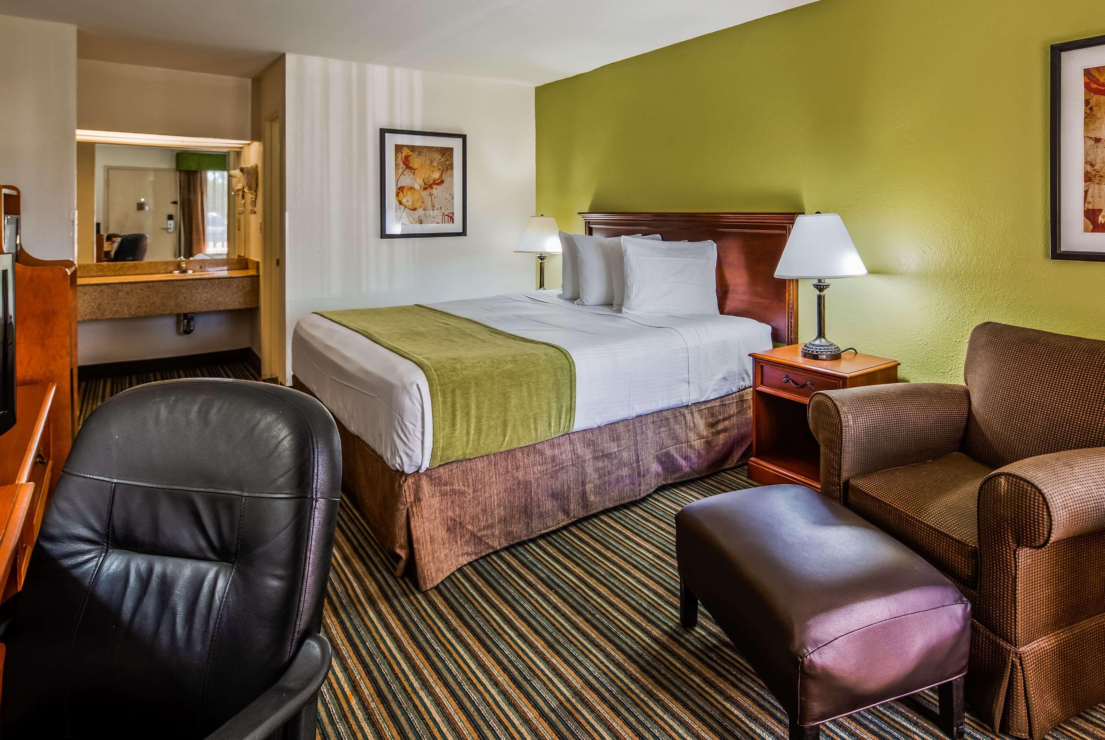 Ramada By Wyndham Savannah Gateway Exterior photo