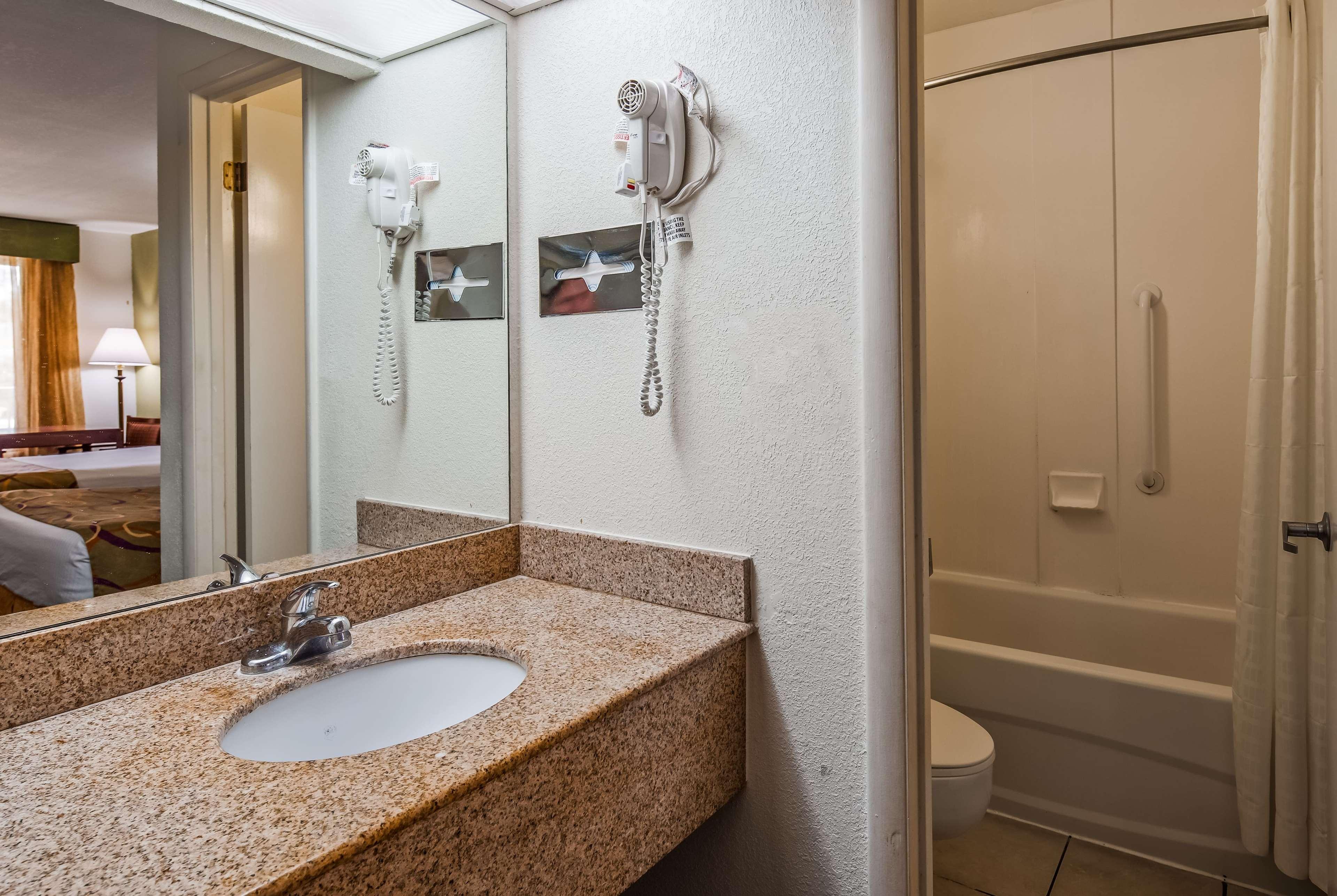 Ramada By Wyndham Savannah Gateway Exterior photo