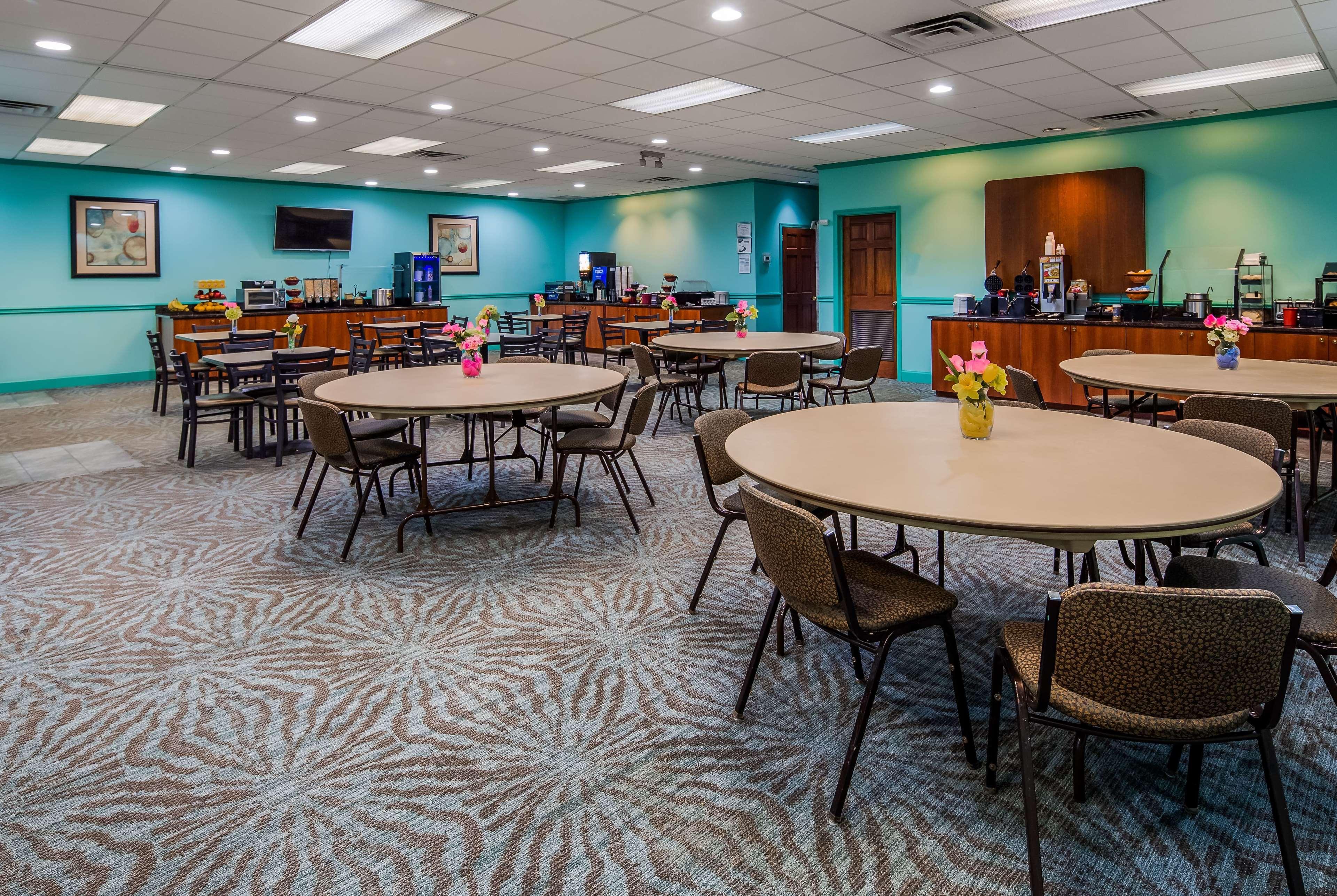 Ramada By Wyndham Savannah Gateway Exterior photo