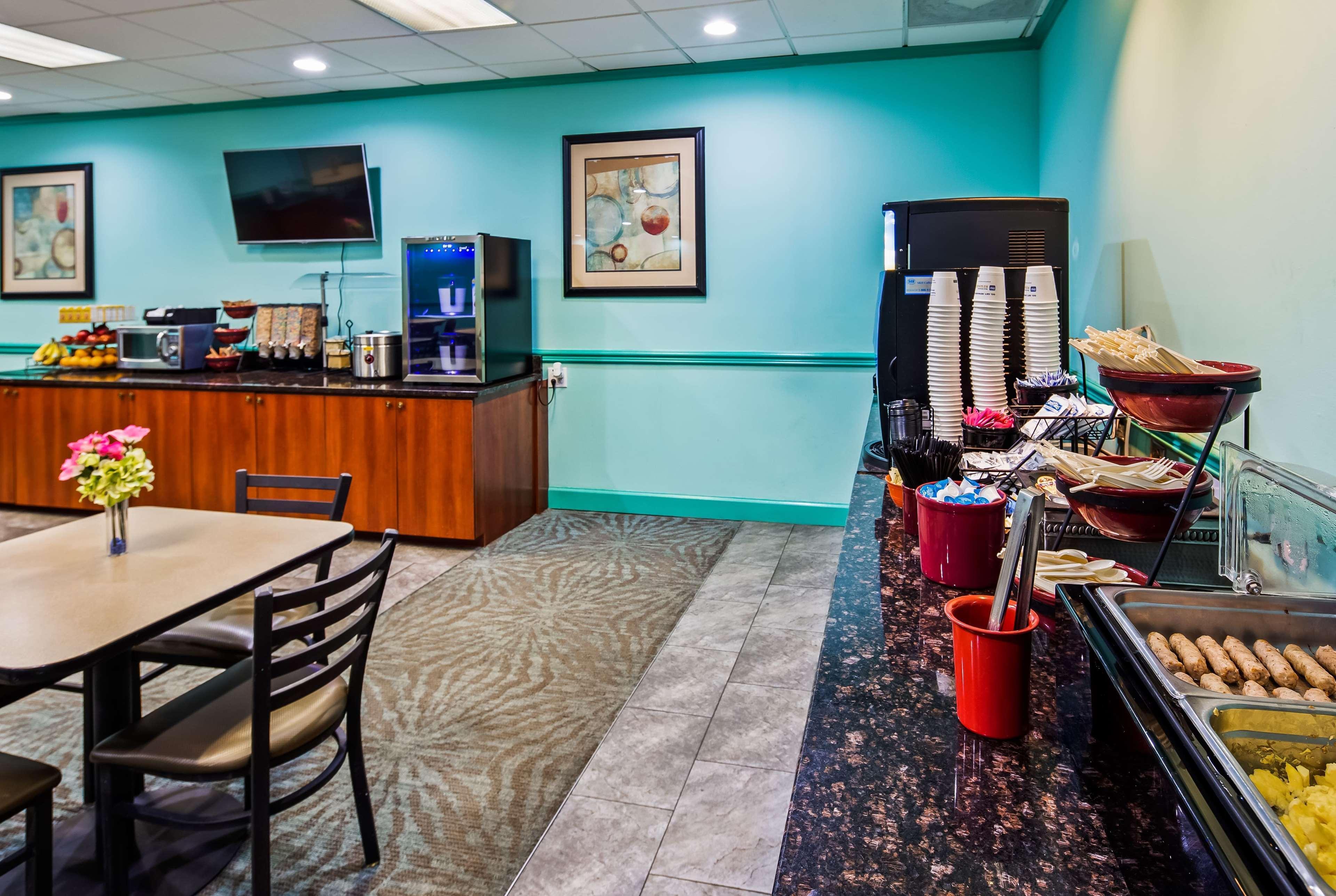 Ramada By Wyndham Savannah Gateway Exterior photo