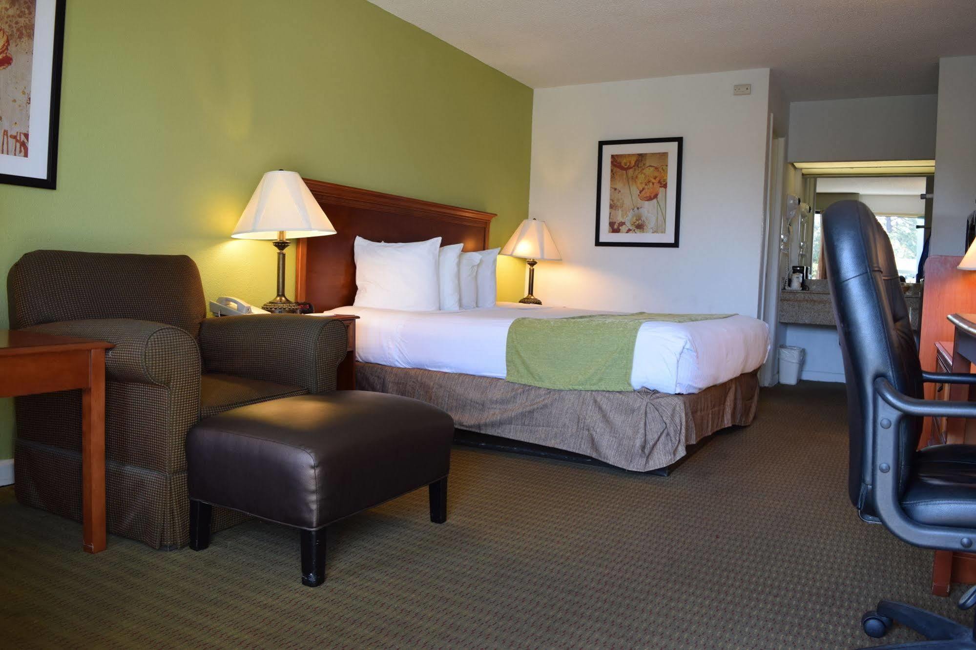 Ramada By Wyndham Savannah Gateway Exterior photo