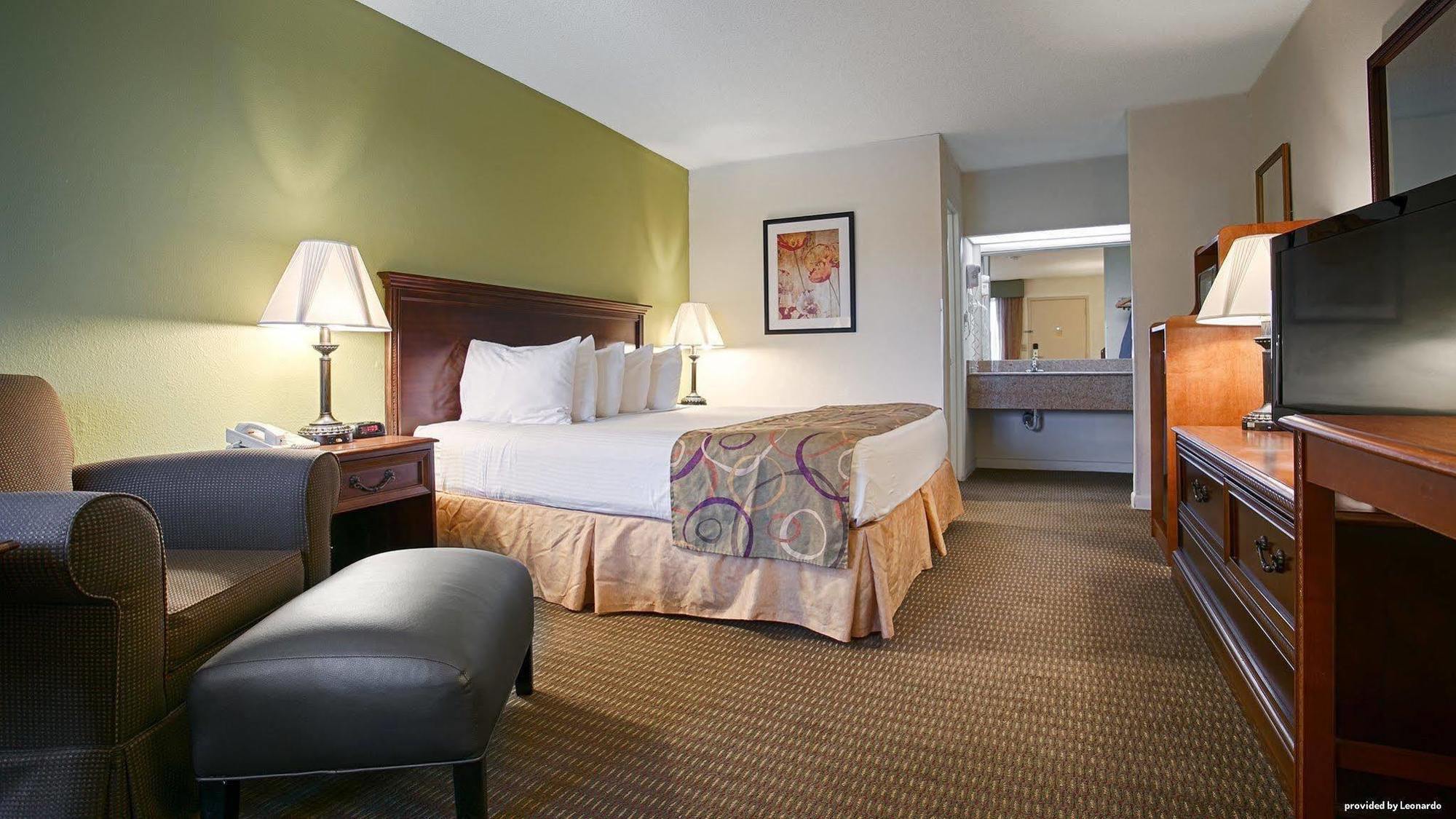 Ramada By Wyndham Savannah Gateway Exterior photo