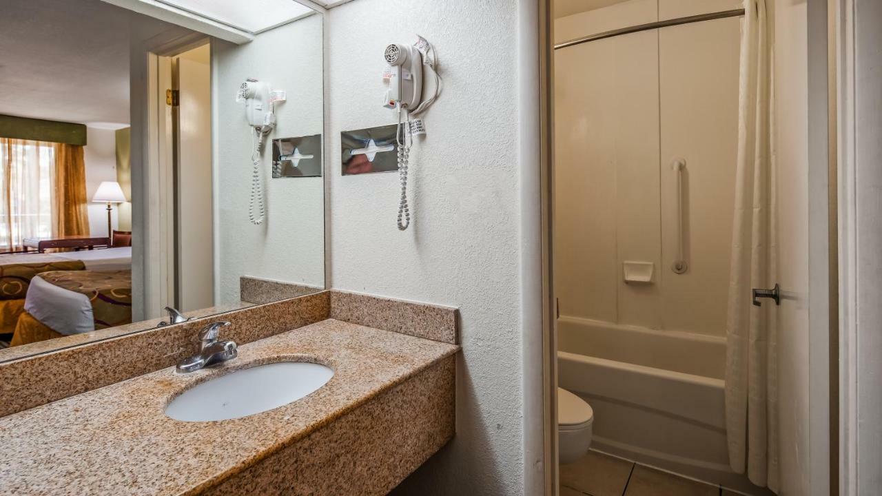 Ramada By Wyndham Savannah Gateway Exterior photo