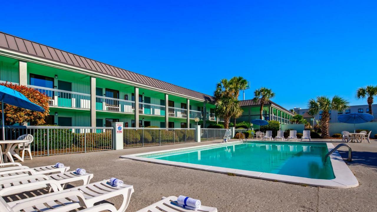 Ramada By Wyndham Savannah Gateway Exterior photo